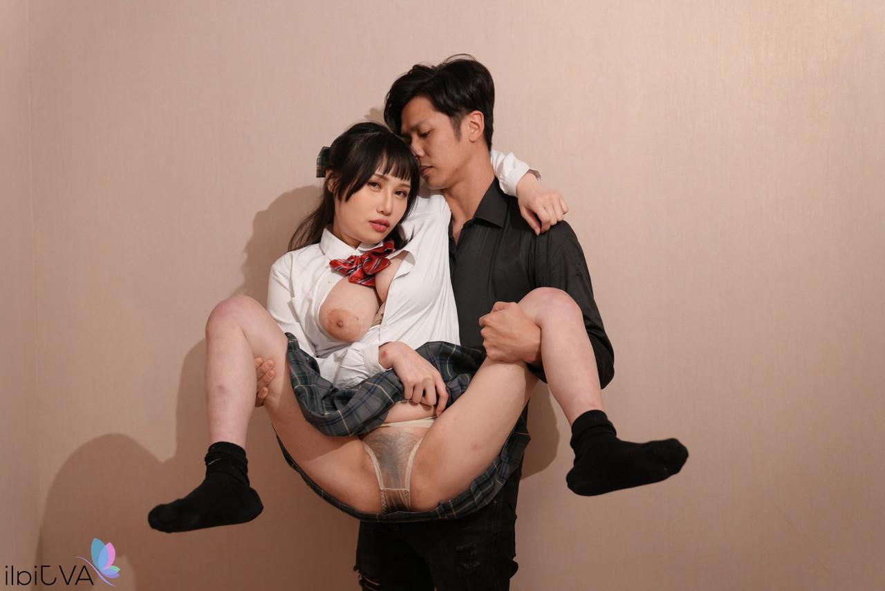 15P A estudante chinesa Xiao Ye Ye é contida com um cordão preto antes do sexo
