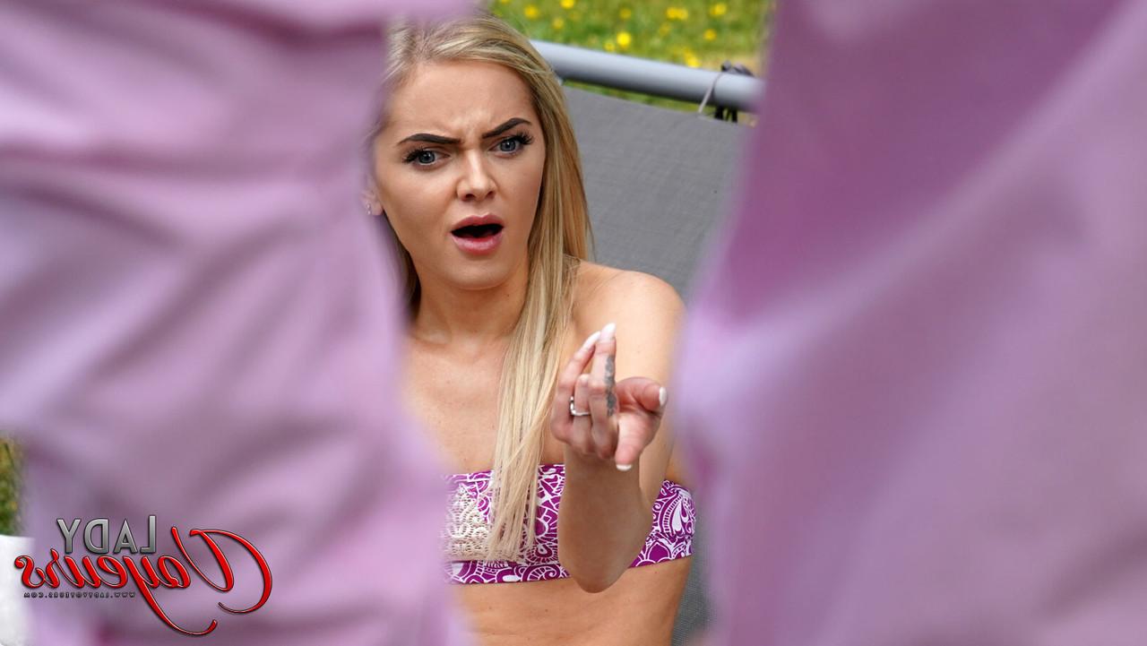 17P A loira Lacey Taste tira o biquíni enquanto observa um homem se masturbando