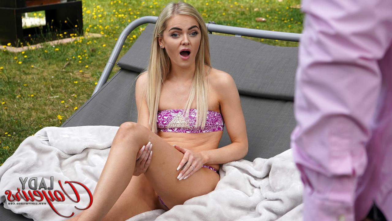 17P A loira Lacey Taste tira o biquíni enquanto observa um homem se masturbando