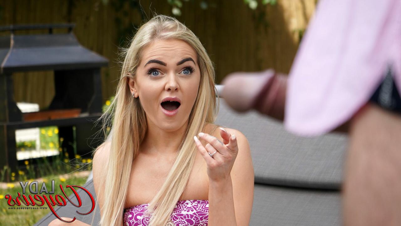 17P A loira Lacey Taste tira o biquíni enquanto observa um homem se masturbando