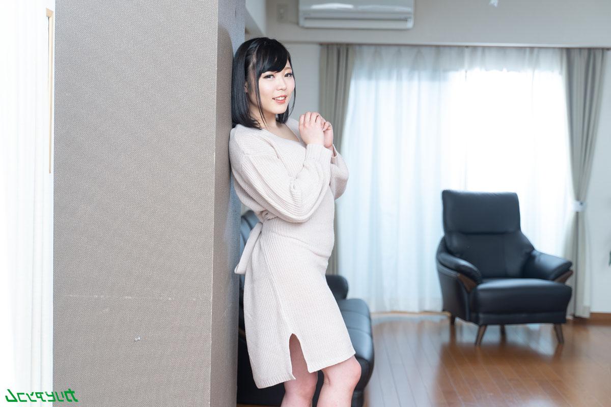 20P A pequena esposa japonesa Yui Kawagoe sendo assada no espeto em um trio estranho