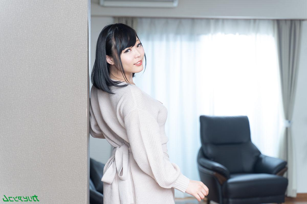 20P A pequena esposa japonesa Yui Kawagoe sendo assada no espeto em um trio estranho