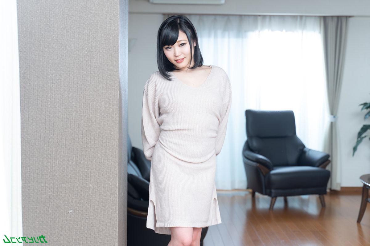 20P A pequena esposa japonesa Yui Kawagoe sendo assada no espeto em um trio estranho