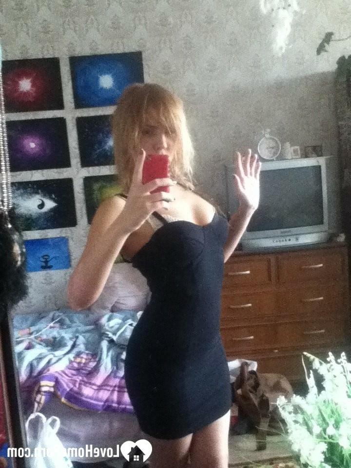 20P Amadora loira tira selfies nuas sensuais enquanto experimenta várias roupas
