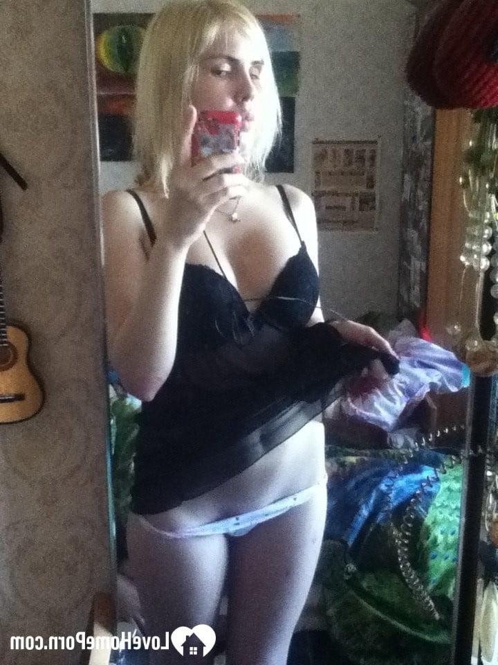 20P Amadora loira tira selfies nuas sensuais enquanto experimenta várias roupas