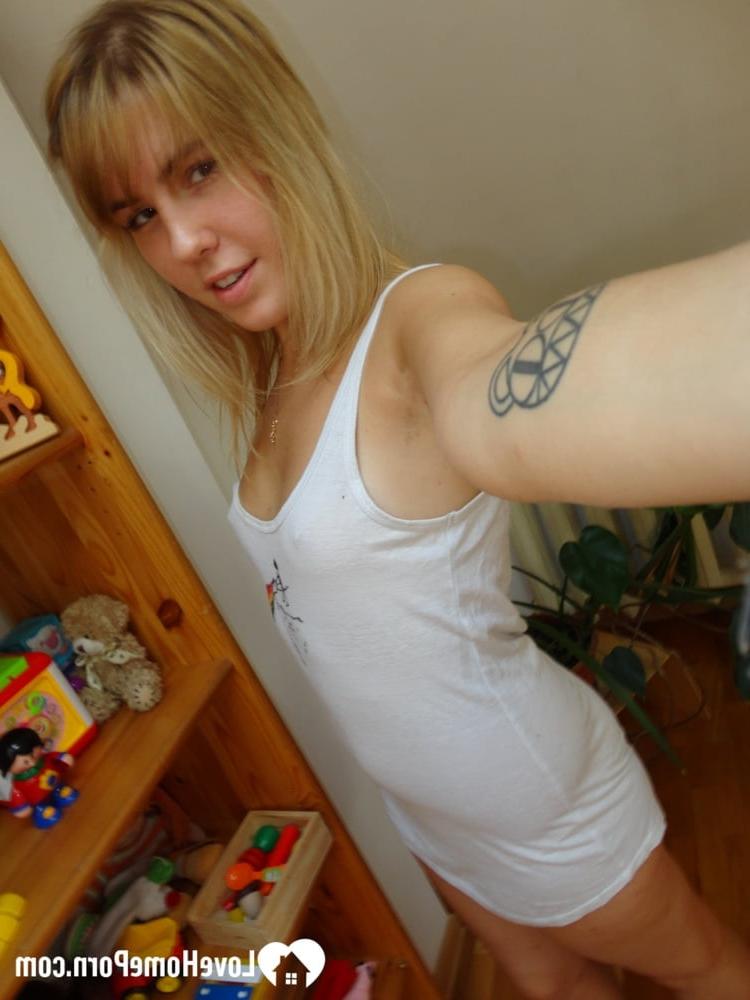 20P Amadora loira tira selfies nuas sensuais enquanto experimenta várias roupas