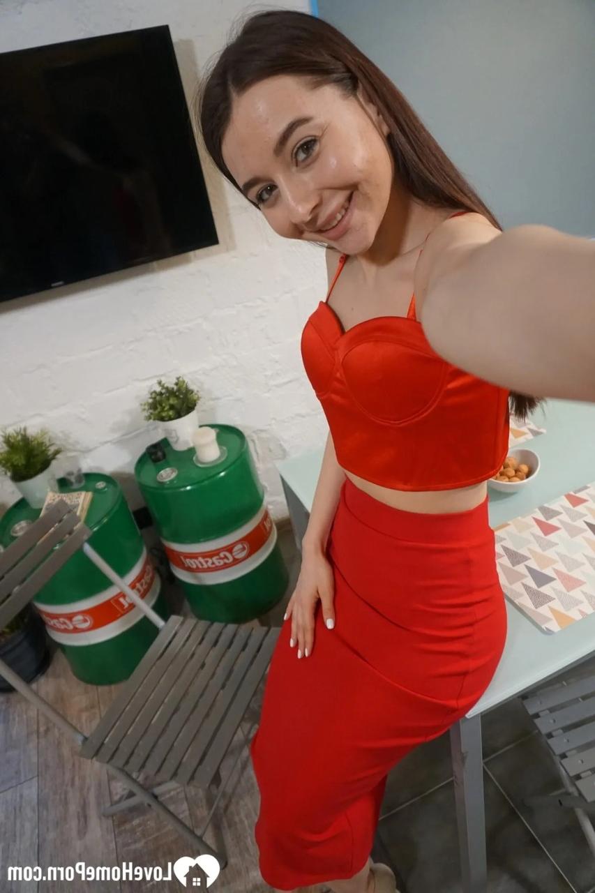 14P Une amatrice brune se déshabille et montre son joli corps dans des selfies torrides.