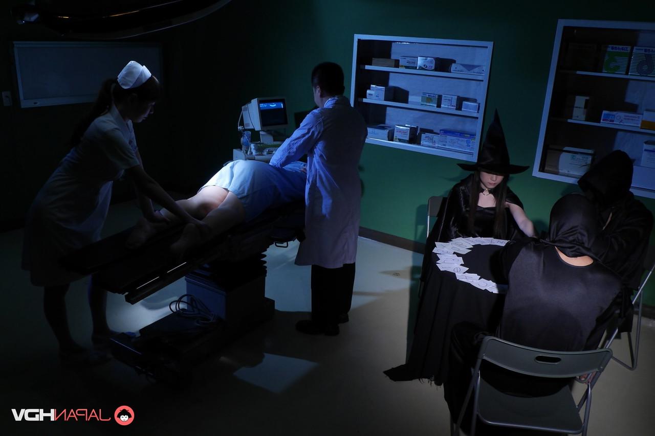 20P A enfermeira asiática safada Kai Miharu observa o médico analisar uma senhora de bunda grande