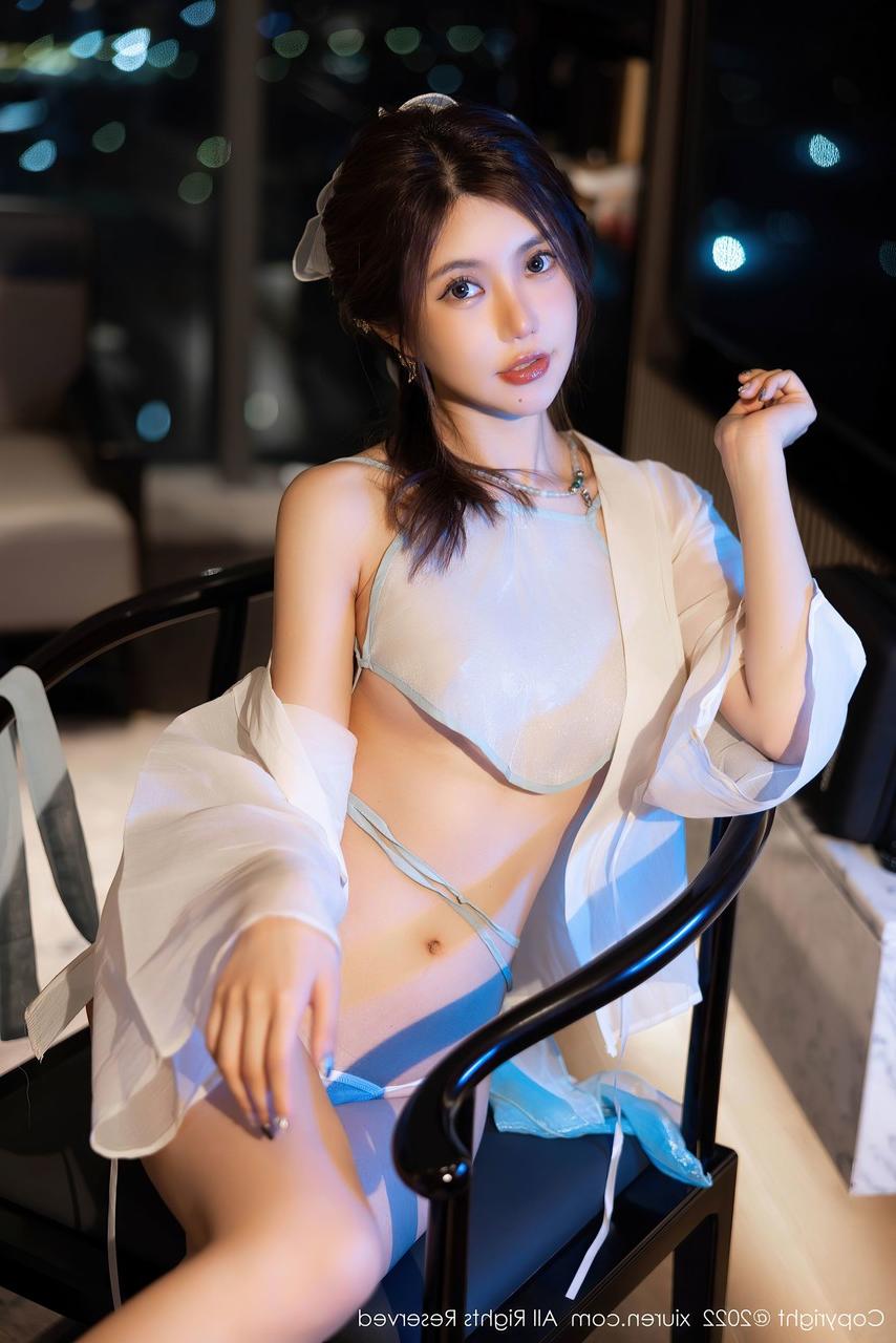 10P セクシーなランジェリーでソロでポーズをとるグラマラスな中国人美女 Xiuren