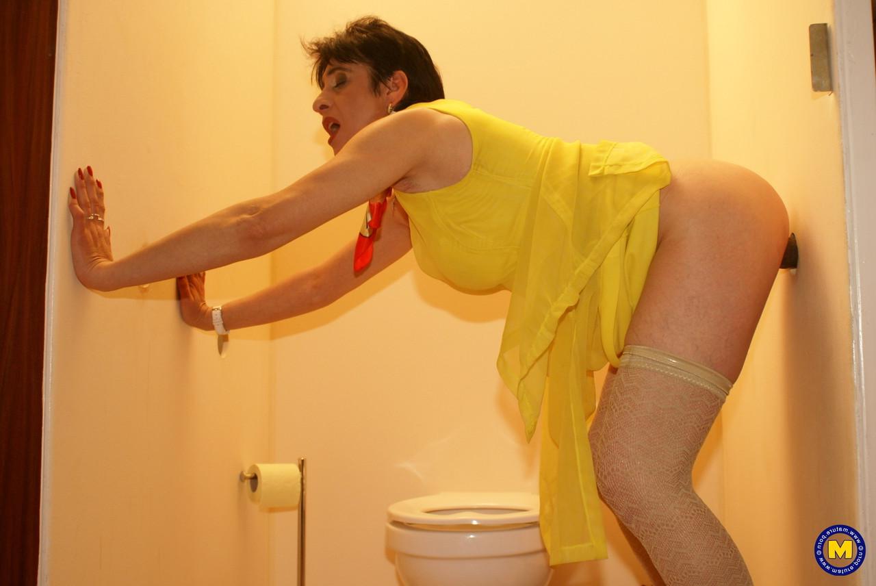 20P Die reife Nymphomanin Nisha lutscht und fickt einen Schwanz durch ein Gloryhole in einer öffentlichen Toilette