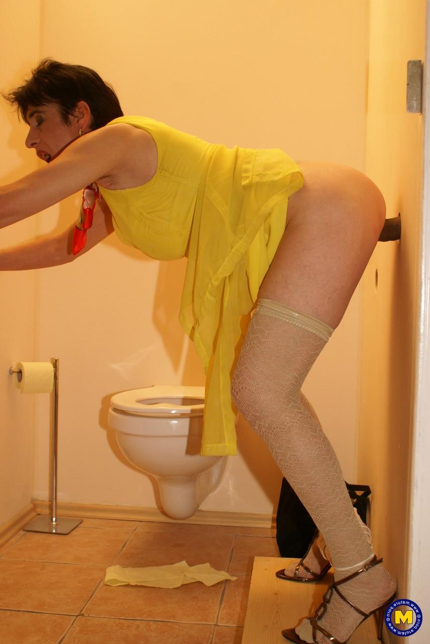 20P Die reife Nymphomanin Nisha lutscht und fickt einen Schwanz durch ein Gloryhole in einer öffentlichen Toilette