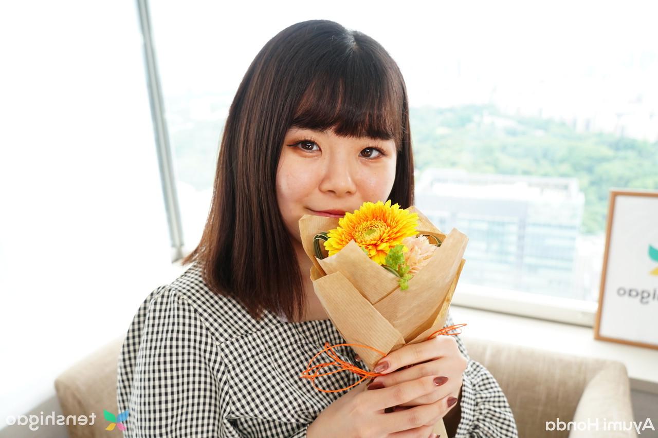 20P Der japanische Teenager Ayumi Honda probiert einen Schwanz und wird gebumst und vollgespritzt