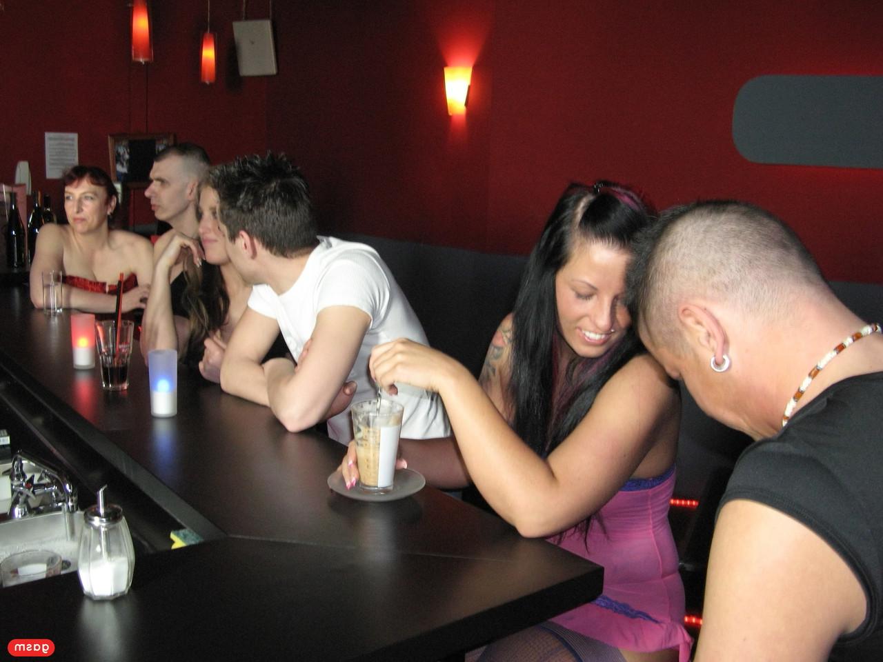 15P Swingers excitados Daniela Ad e Claudia W. fodem o homem um do outro em um quarteto