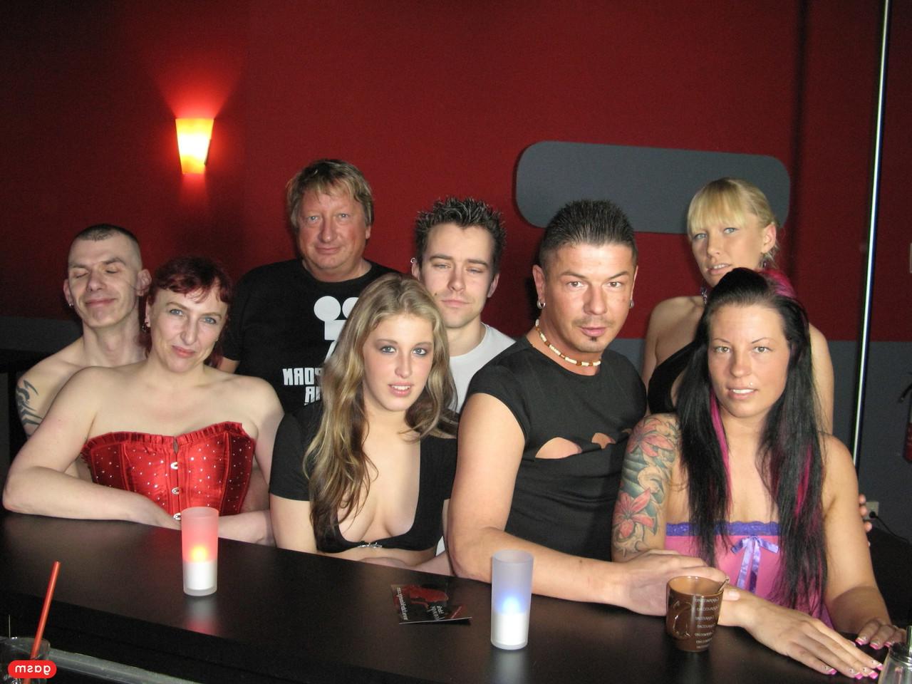 15P Swingers excitados Daniela Ad e Claudia W. fodem o homem um do outro em um quarteto