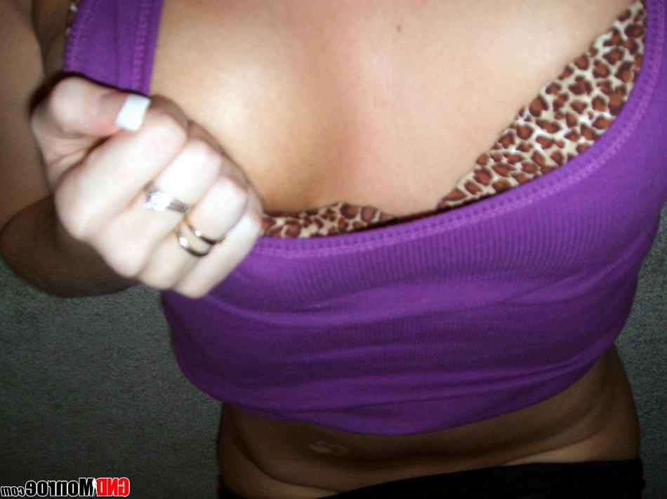 12P Adolescente rubia se toma una foto frente al espejo mientras se desnuda completamente
