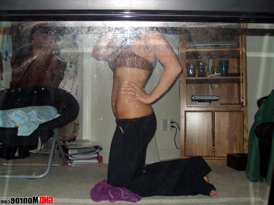 12P Adolescente rubia se toma una foto frente al espejo mientras se desnuda completamente