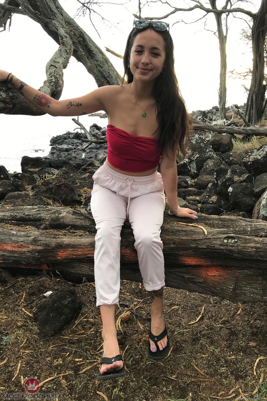 20P Linda garota amadora Mi Ha Doan expõe sua buceta peluda e tatuada de perto