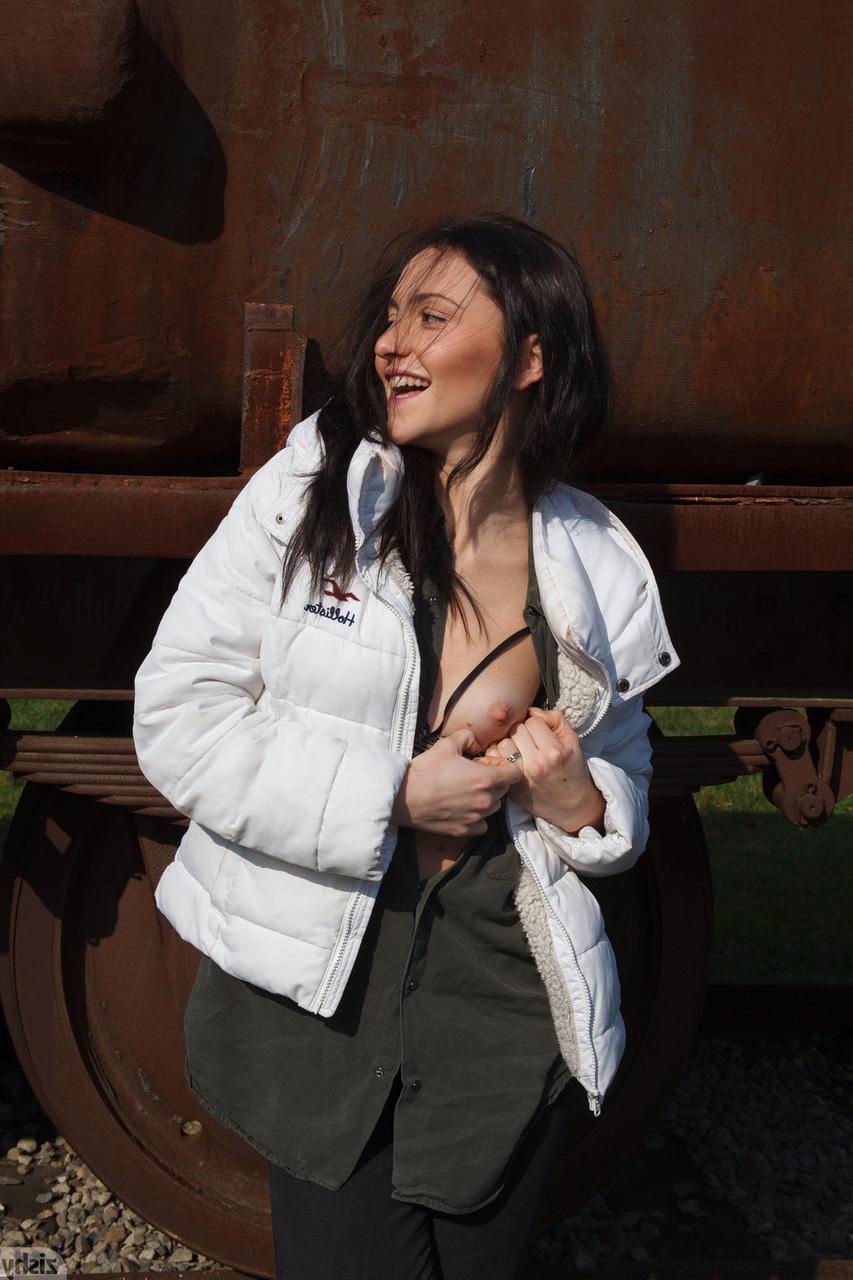 13P Das Amateur-Babe Vincenza Boscone zeigt ihre Titten und zeigt ihren Arsch in einer Truhe