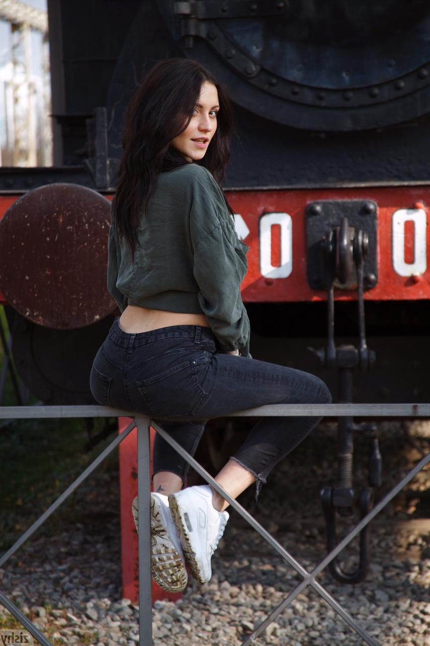 13P Das Amateur-Babe Vincenza Boscone zeigt ihre Titten und zeigt ihren Arsch in einer Truhe