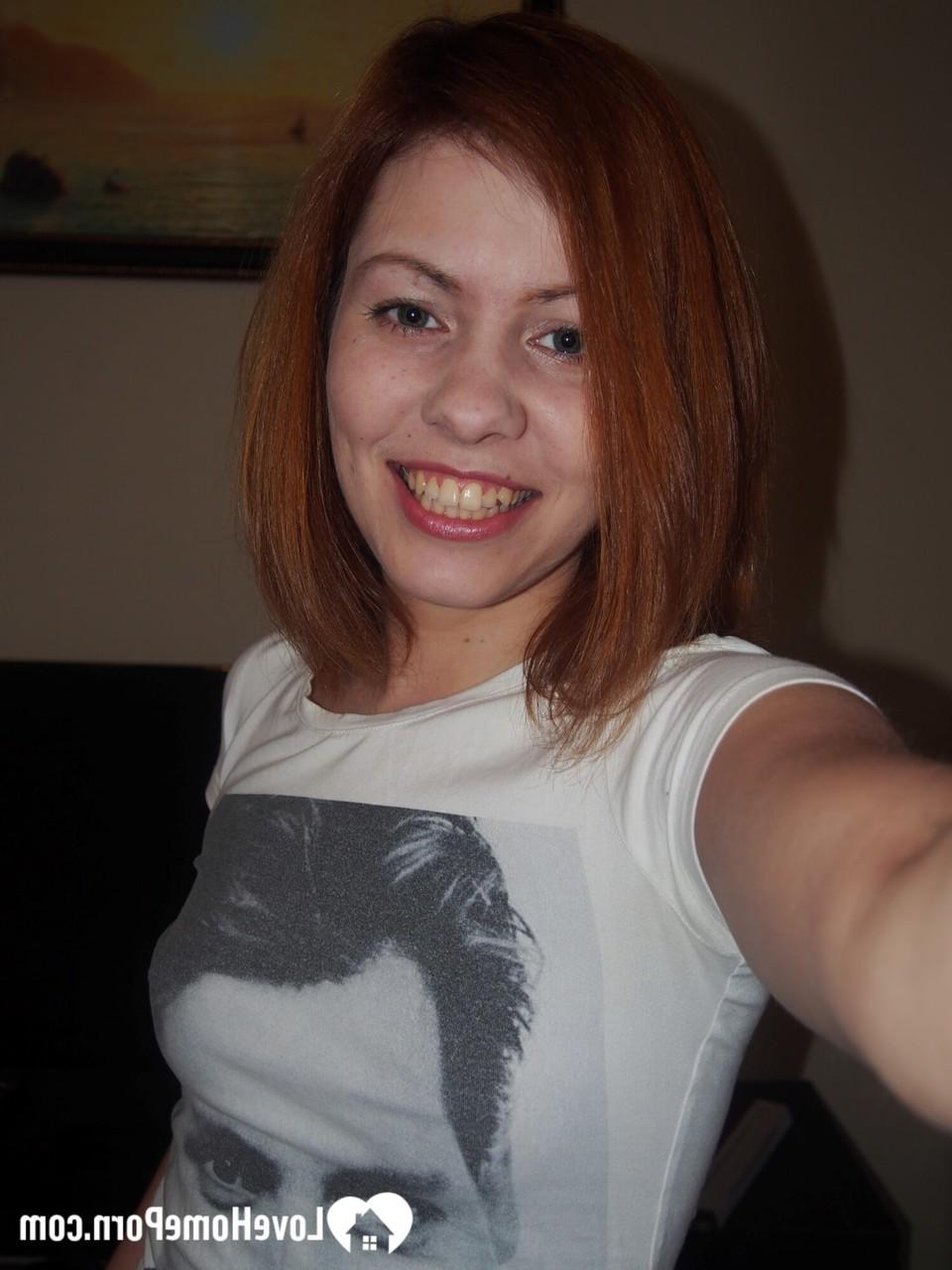 9P Adolescente ruiva tira selfies nuas mostrando seus peitos minúsculos naturais