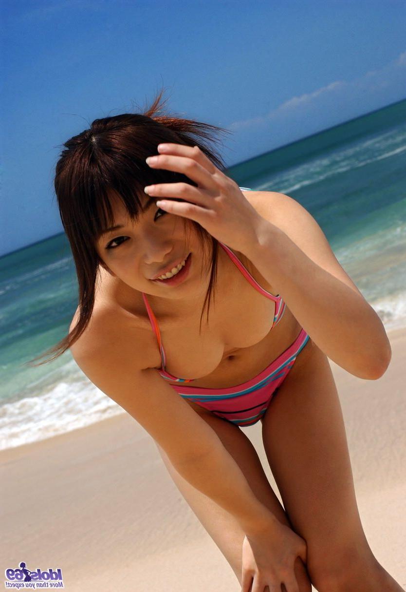 16P La belle asiatique Hikari Hino montre ses jolis seins et son cul dans des lieux publics