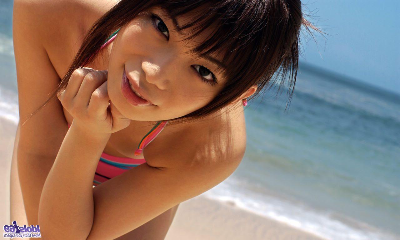 16P La belle asiatique Hikari Hino montre ses jolis seins et son cul dans des lieux publics