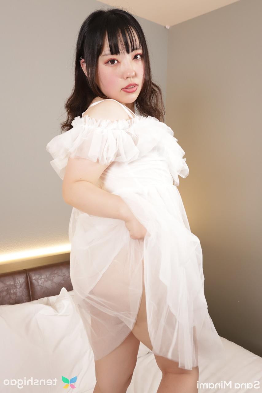 15P La joven japonesa Sana Minami muestra su jugoso culo después de desnudarse en una cama