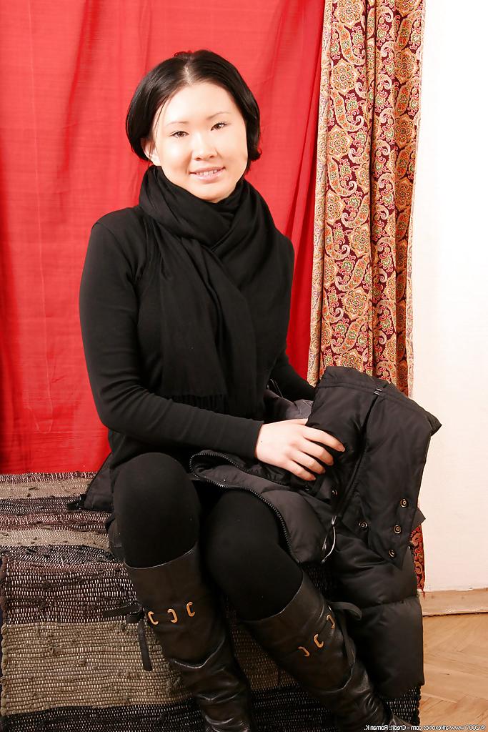 16P Dia, petite orientale, première minuterie, enlève ses bottes en cuir pour un mannequinat nu.