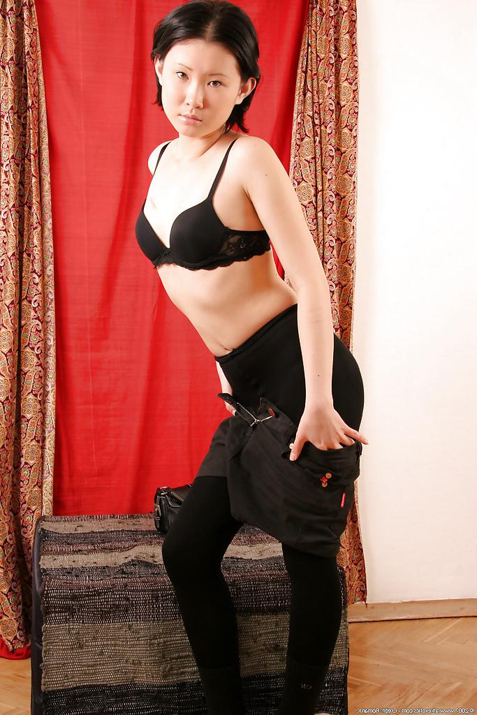 16P Dia, petite orientale, première minuterie, enlève ses bottes en cuir pour un mannequinat nu.