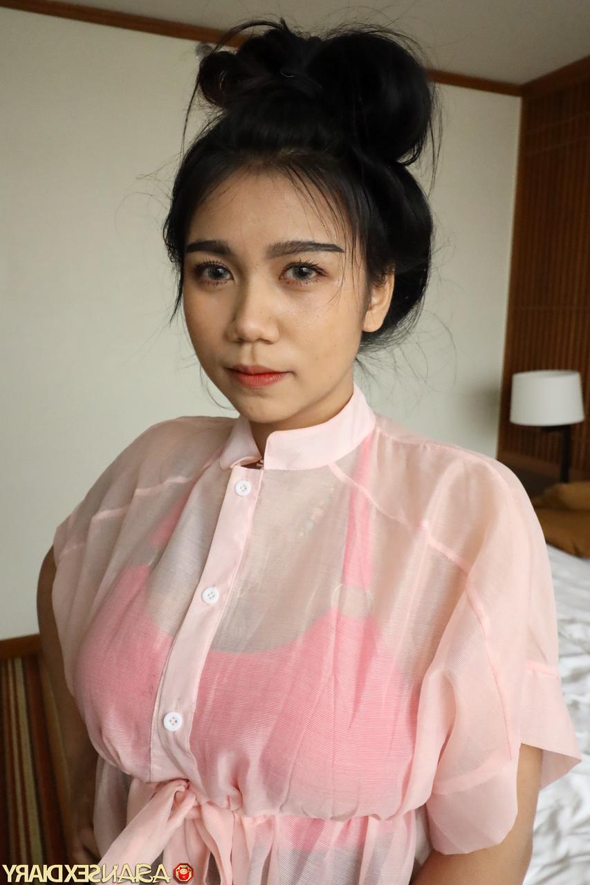 20P 巨尻の美しいアジア人美女キング D がハメ撮り後背位セックスを楽しむ