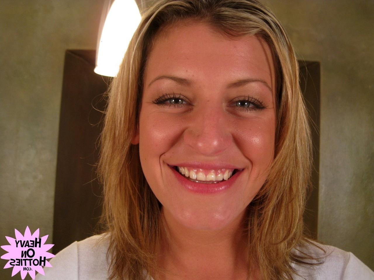 20P La blonde maigre aux seins naturels Kia Winston se fait baiser et facialiser