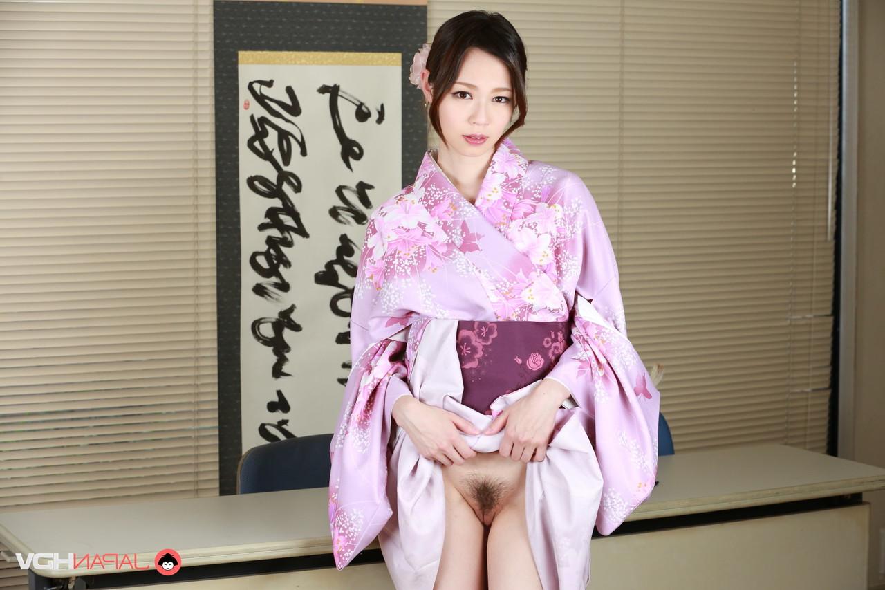15P 美しい日本の秘書、吉村美咲が職場でおっぱいとマンコを披露