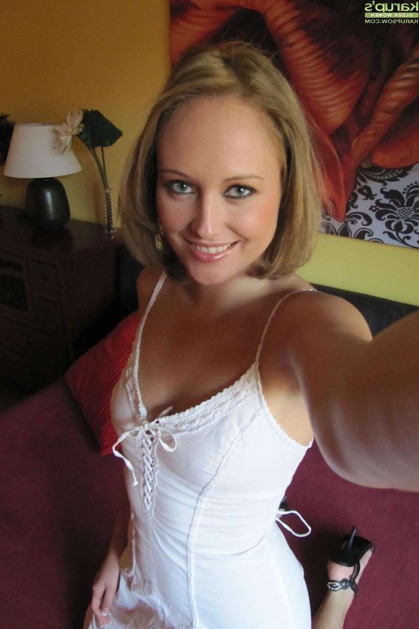18P Amadora MILF Nolana tira algumas selfies nuas de seus peitos firmes e sexy