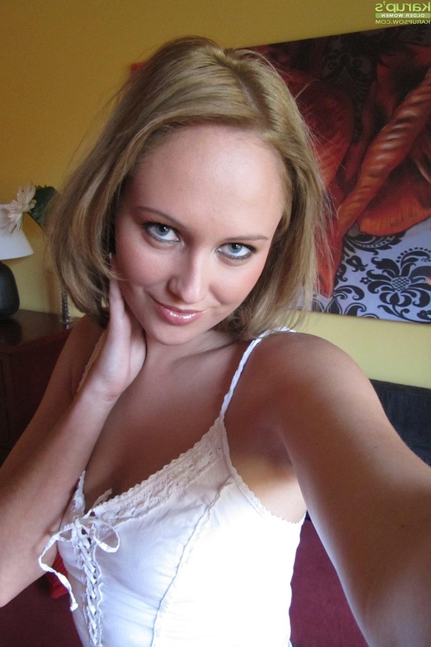 18P Amadora MILF Nolana tira algumas selfies nuas de seus peitos firmes e sexy