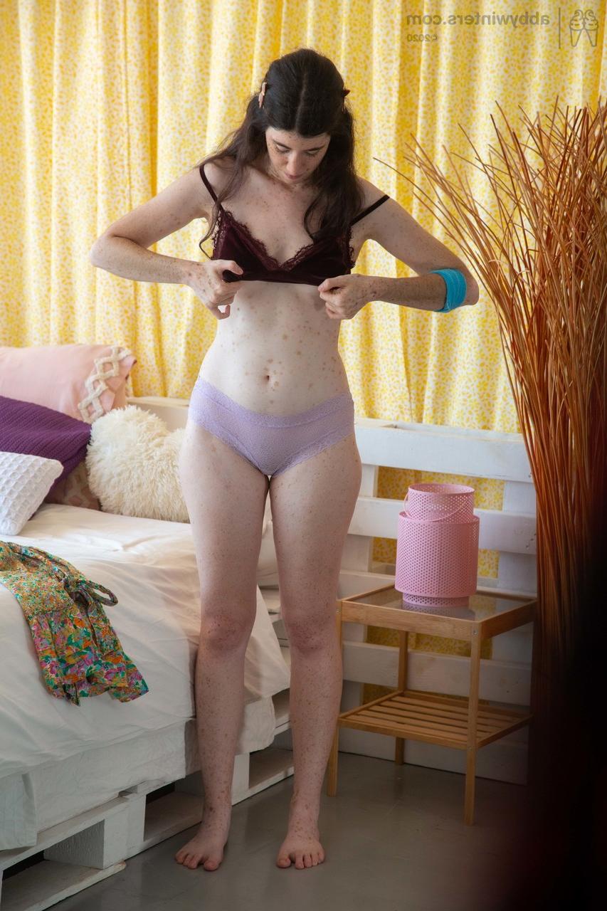 20P Die brünette Teenagerin mit kleinen Titten Elysa zieht ihre Unterwäsche und ihr Kleid an