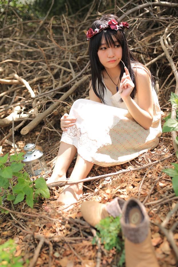 20P Menina bonita asiática posando em seu lindo vestido branco na bela natureza
