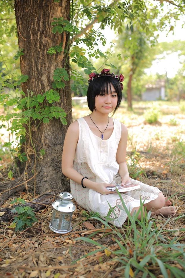 20P Menina bonita asiática posando em seu lindo vestido branco na bela natureza
