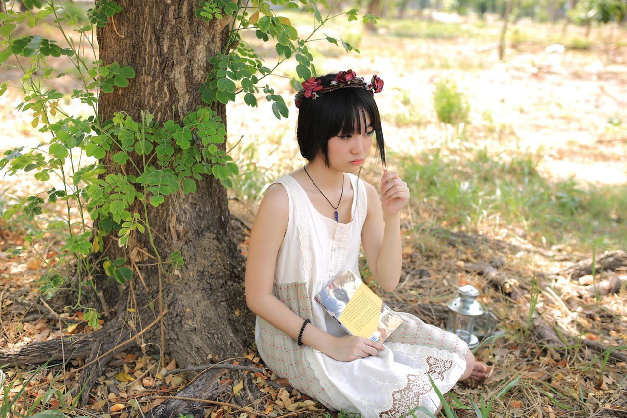 20P Menina bonita asiática posando em seu lindo vestido branco na bela natureza
