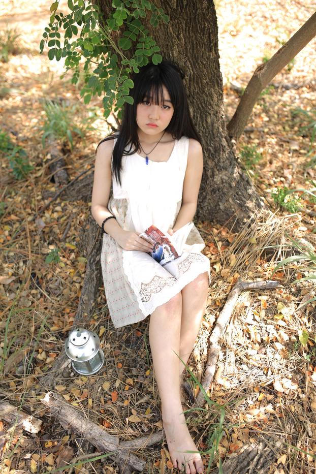 20P Menina bonita asiática posando em seu lindo vestido branco na bela natureza