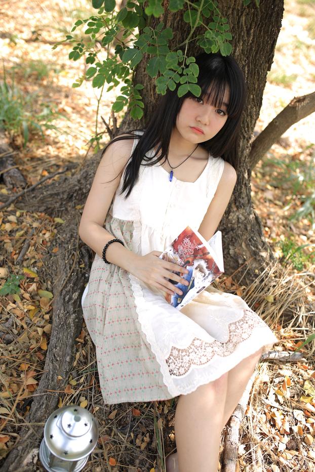 20P Menina bonita asiática posando em seu lindo vestido branco na bela natureza