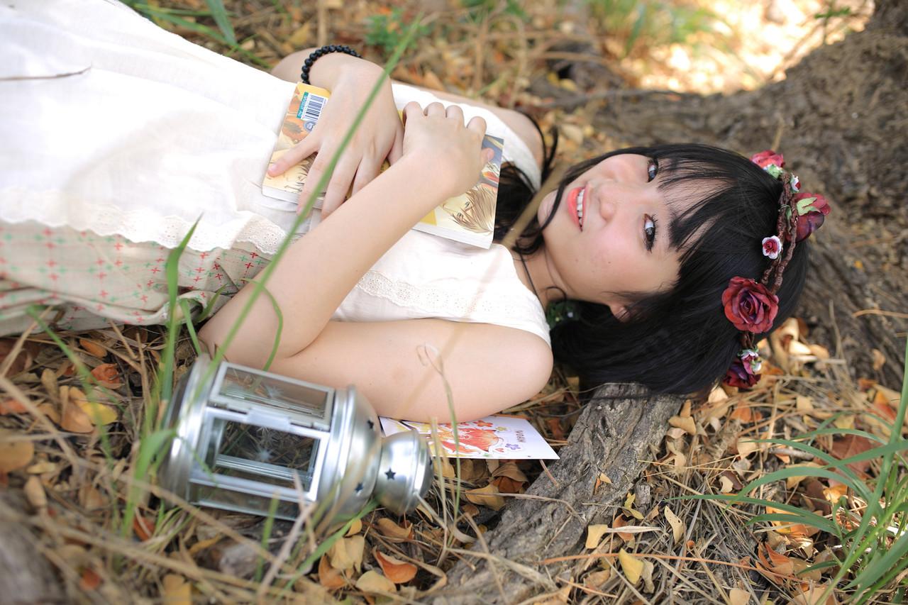 20P Menina bonita asiática posando em seu lindo vestido branco na bela natureza