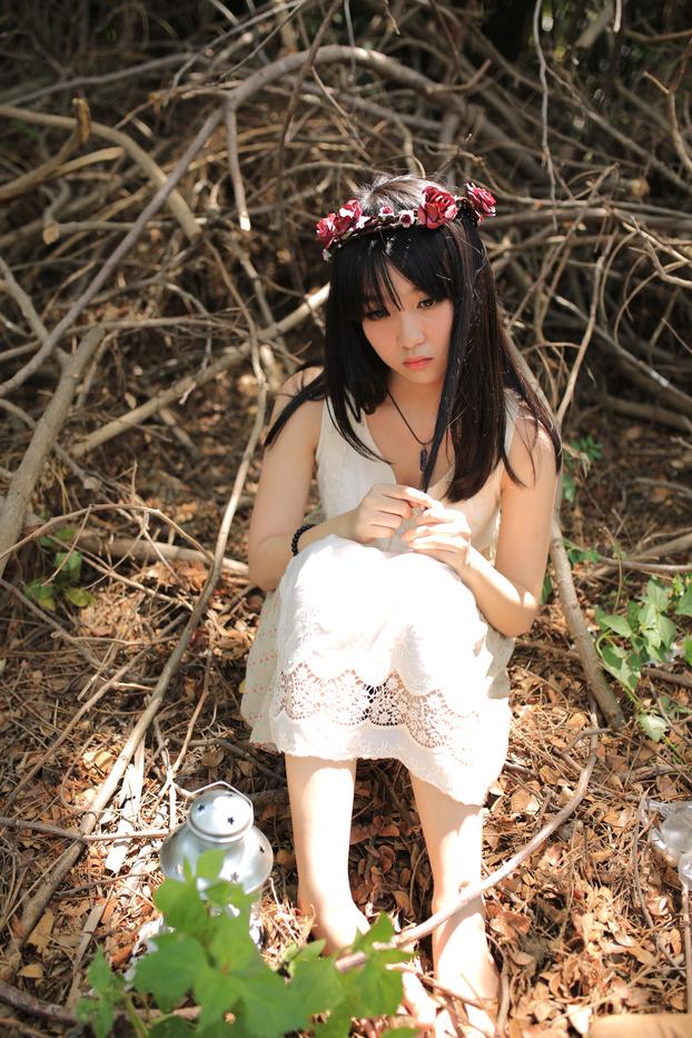 20P Menina bonita asiática posando em seu lindo vestido branco na bela natureza