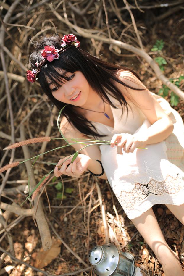 20P Menina bonita asiática posando em seu lindo vestido branco na bela natureza