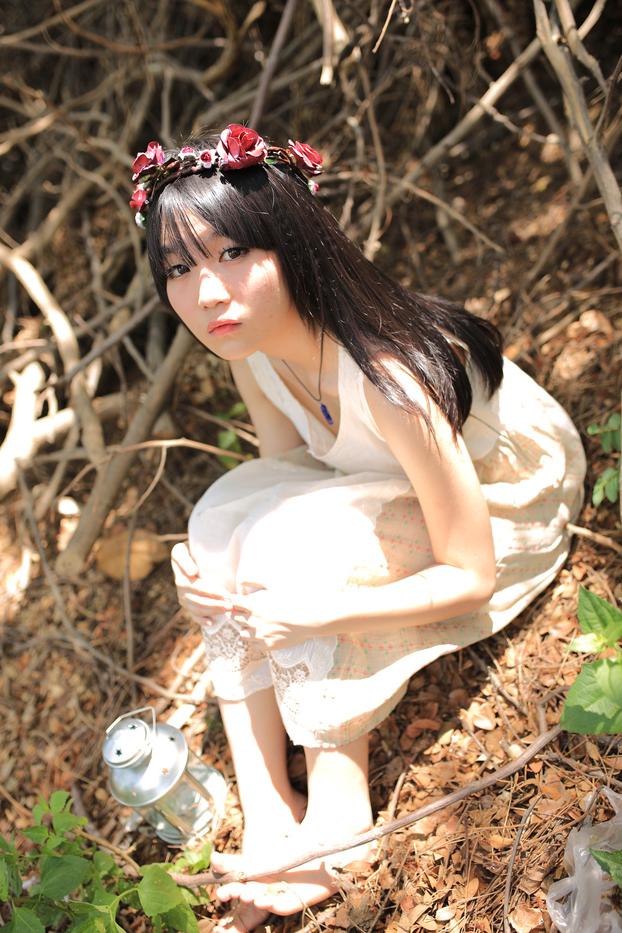 20P Menina bonita asiática posando em seu lindo vestido branco na bela natureza
