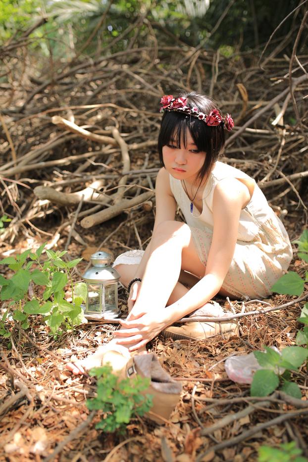 20P Menina bonita asiática posando em seu lindo vestido branco na bela natureza