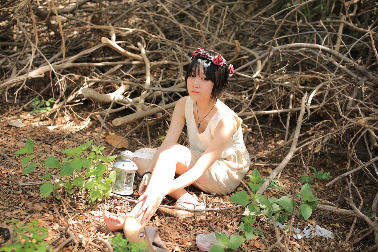 20P Menina bonita asiática posando em seu lindo vestido branco na bela natureza