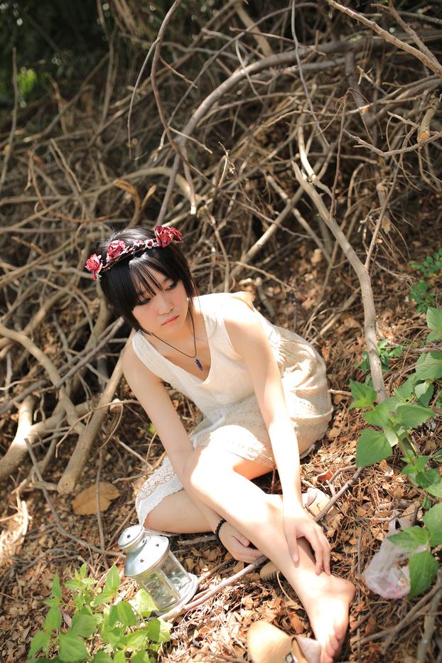 20P Menina bonita asiática posando em seu lindo vestido branco na bela natureza