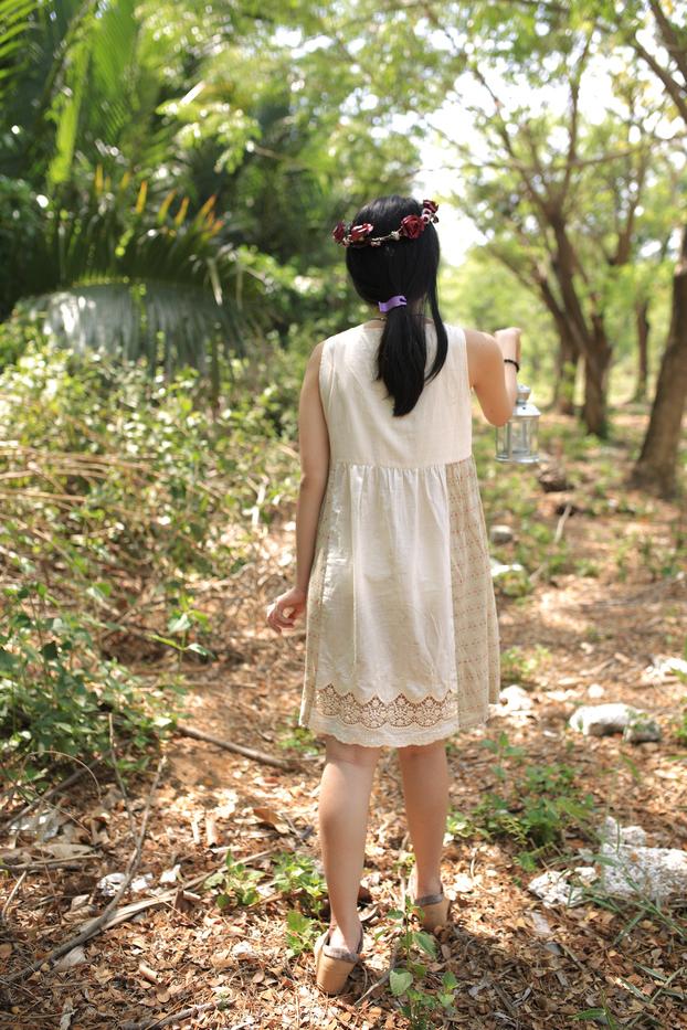 20P Menina bonita asiática posando em seu lindo vestido branco na bela natureza