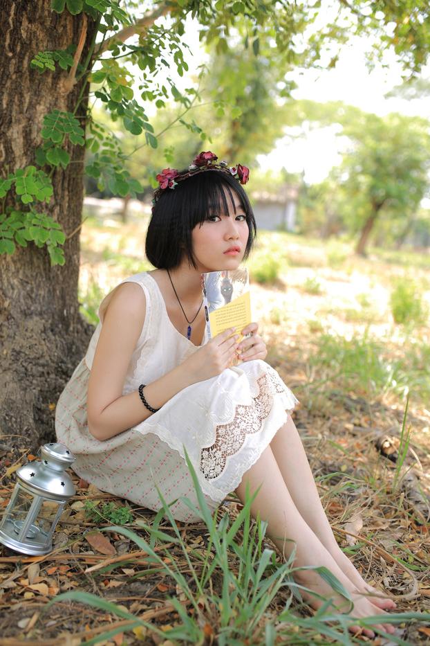20P Menina bonita asiática posando em seu lindo vestido branco na bela natureza