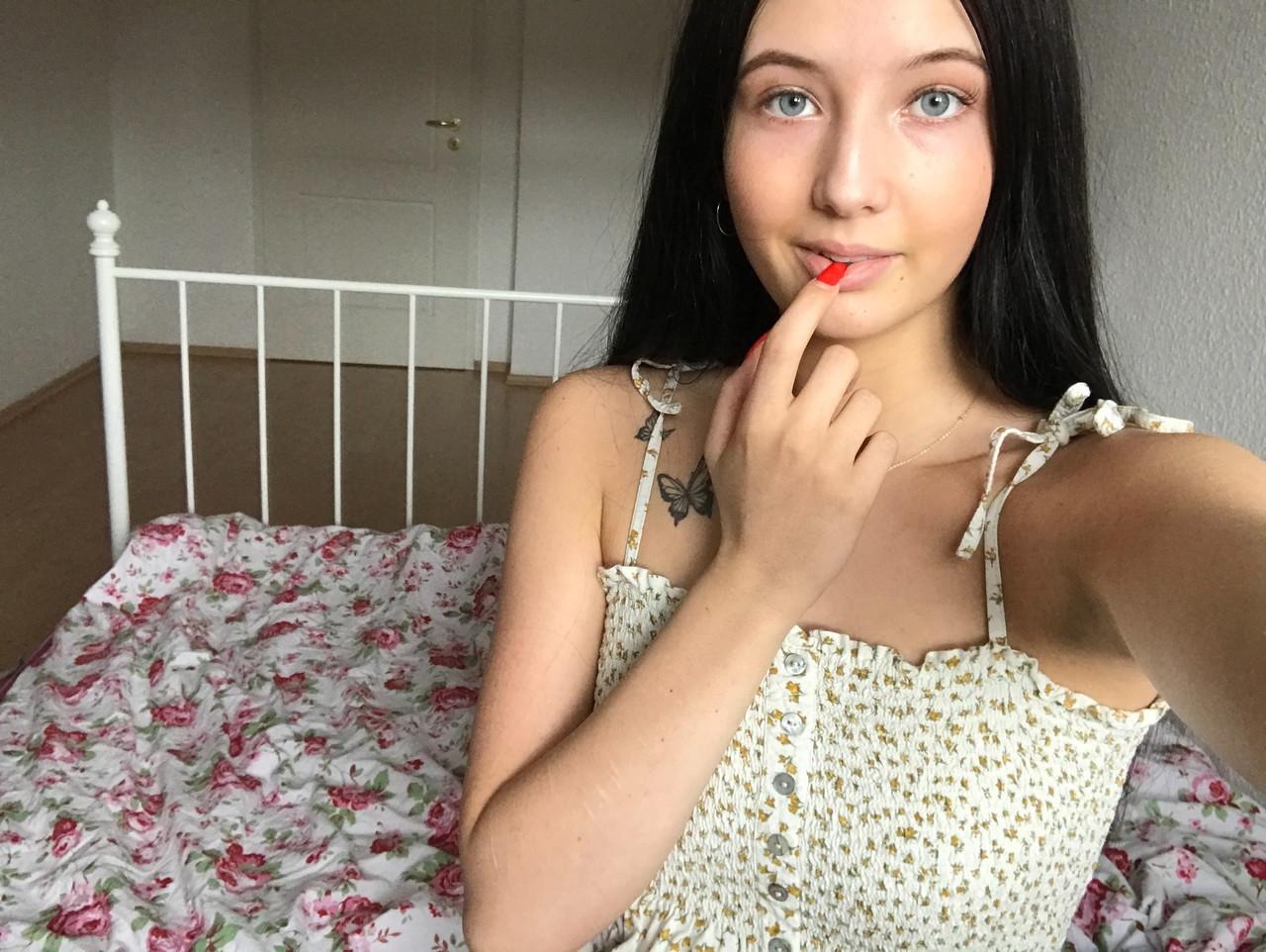 20P Adolescente gostosa mostra seus seios firmes e sua boceta raspada em um strip-tease sexy em sua cama